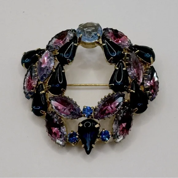 VINTAGE Duo Tone Crystal Wreath Brooch - Picture 3 of 10